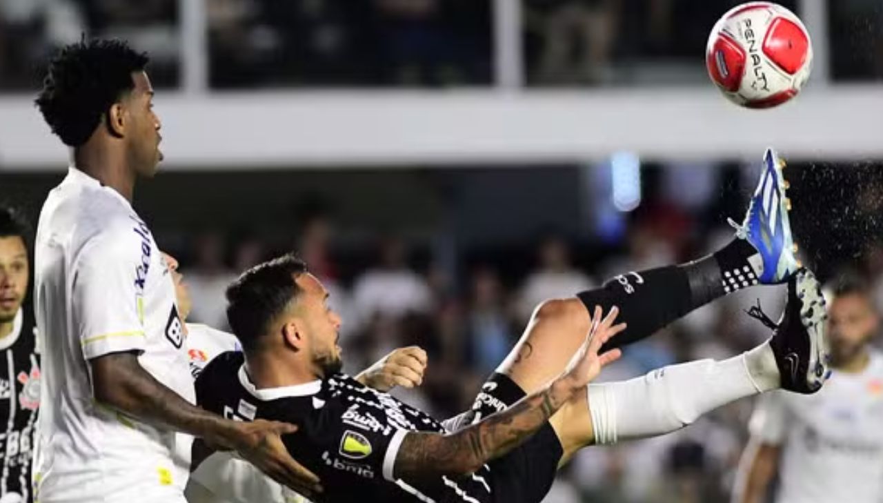 João Schmidt, Gil e Maycon disputando a bola no clássico