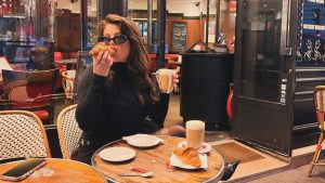 Selena Gomez publica cliques passeando em Paris