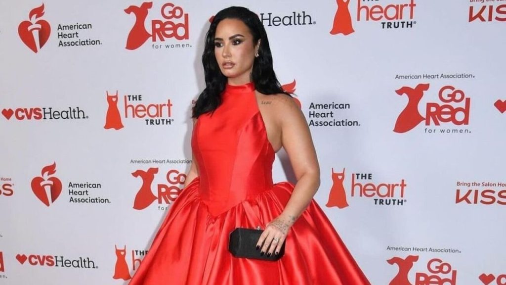 Demi Lovato viraliza após cantar Heart Attack para mulheres com problemas cardiovasculares