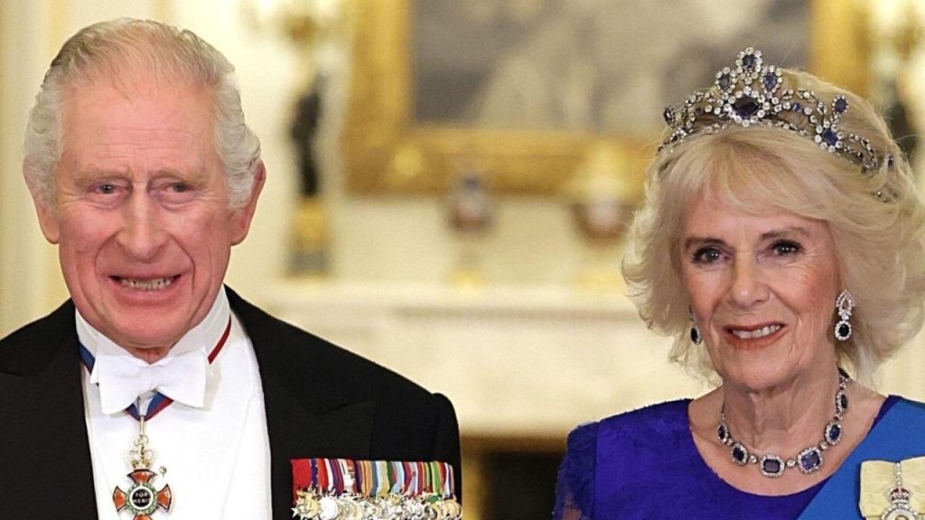 Após divulgar diagnóstico de câncer, Rei Charles III acena para público em passeio de carro