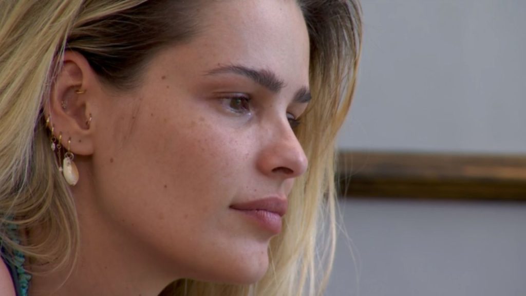 BBB 24: Yasmin Brunet chora ao ouvir Bateria da Beija-Flor
