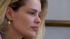 BBB 24: Yasmin Brunet chora ao ouvir Bateria da Beija-Flor