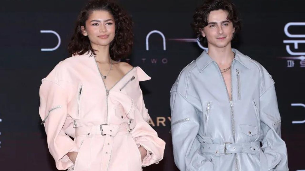 Zendaya e Timothée Chalamet posam para foto