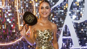 Camila Coelho estreia na Sapucaí com vestido de grife internacional feito à mão