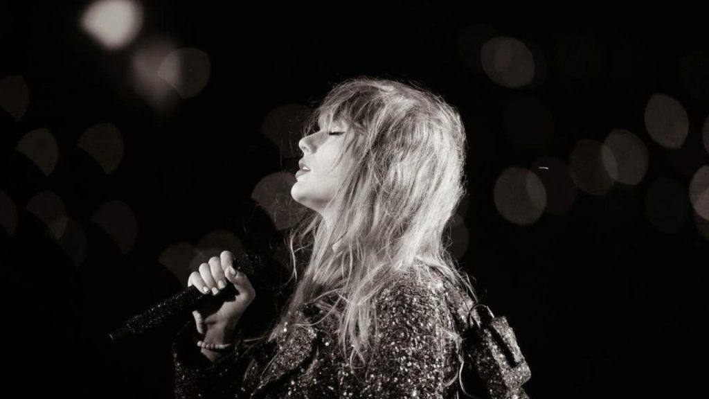 Taylor Swift divulga a capa alterantiva de “The Tortured Poets Department”