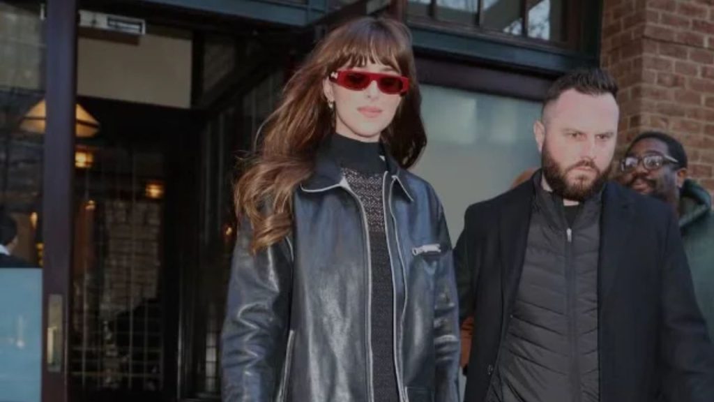 Atriz Dakota Johnson aparece em NY com look Gucci e acessórios