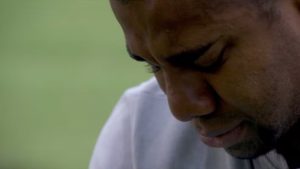 BBB 24: Davi chora enquanto vigia o Big Fone e canta para expressar o desespero