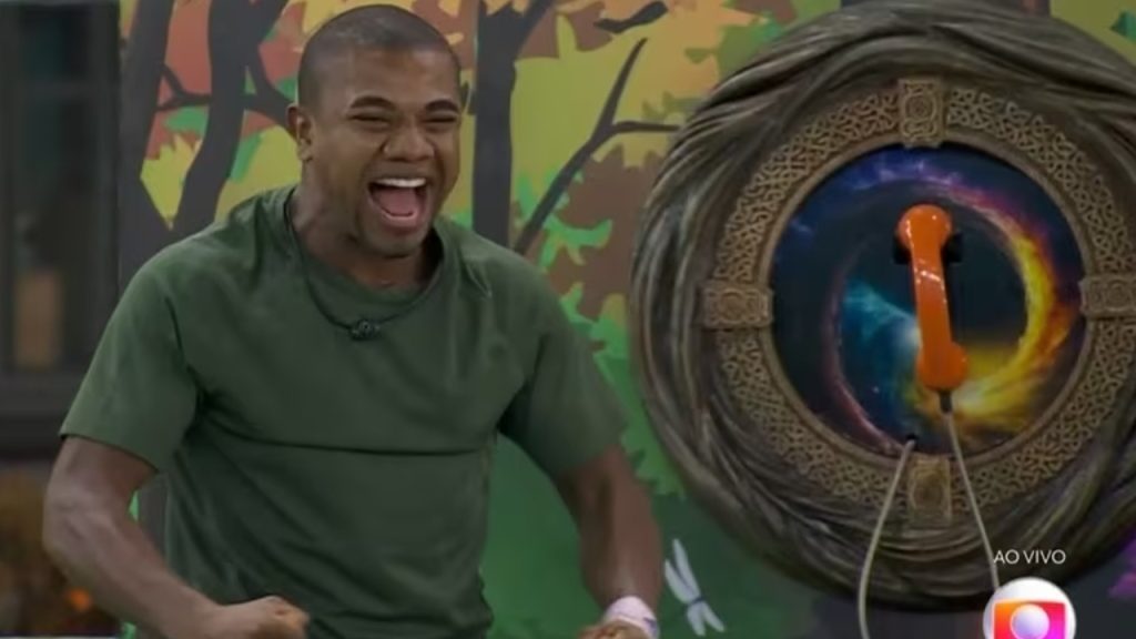 Davi ganha imunidade e divide a casa em dois grupos após atender ao Big Fone no BBB 24