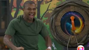 Davi ganha imunidade e divide a casa em dois grupos após atender ao Big Fone no BBB 24
