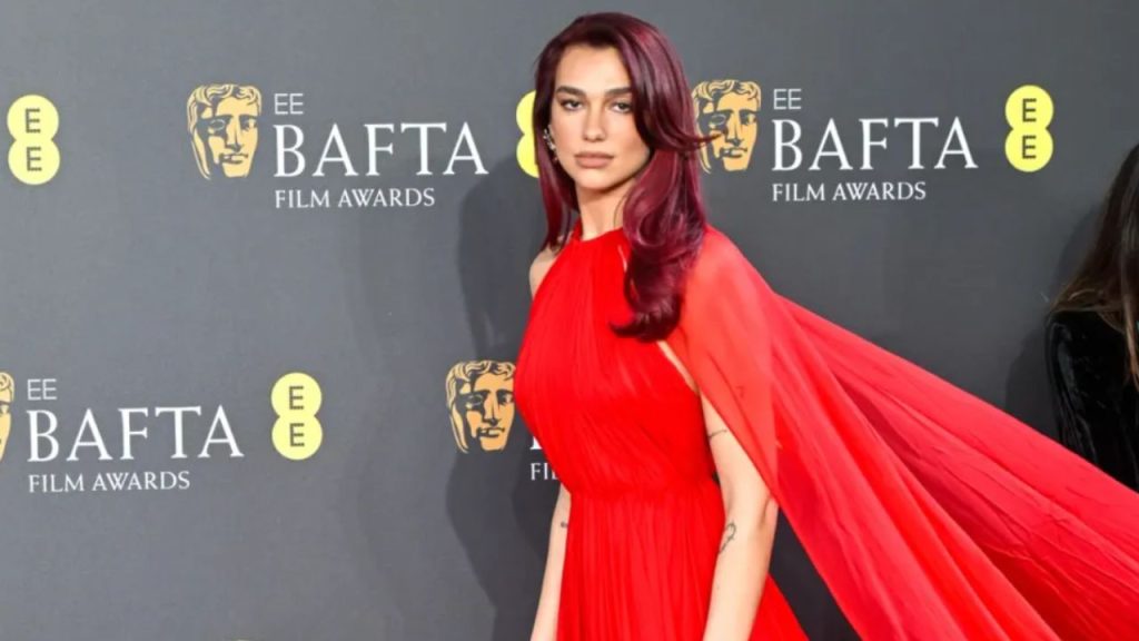 Confira os looks das celebridades no tapete vermelho do BAFTA 2024