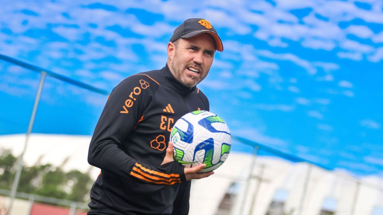 Eduardo Coudet durante treino do Internacional