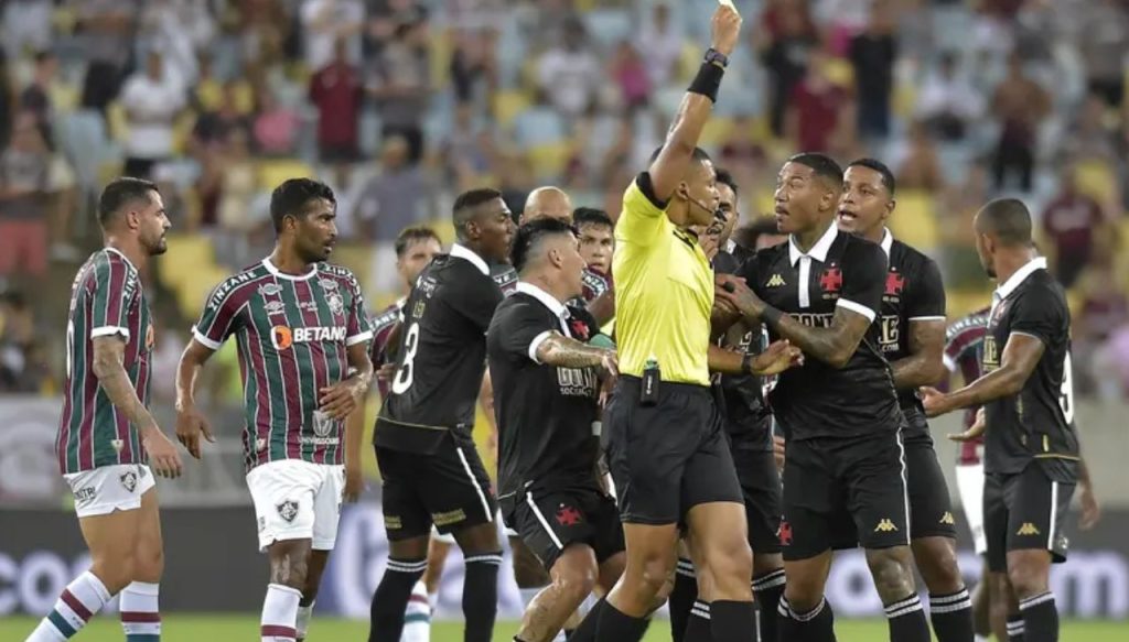 Vasco reclama muito da arbitragem após lances polêmicos contra o Fluminense