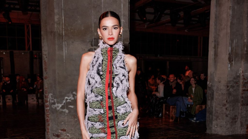 Bruna Marquezine brilha no desfile da Bottega Veneta