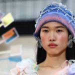 Uma modelo apresenta uma criação da designer londrina Susan Fang durante a apresentação da coleção Outono/Inverno de 2024 na passarela da London Fashion Week, em Londres, no dia 19 de fevereiro de 2024.