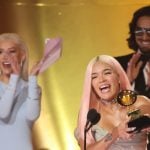 Karol G recebe Grammy em Los Angeles