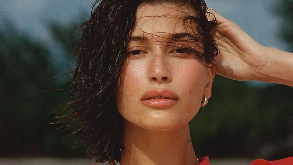 Hailey Bieber chama atenção após posar de lingerie