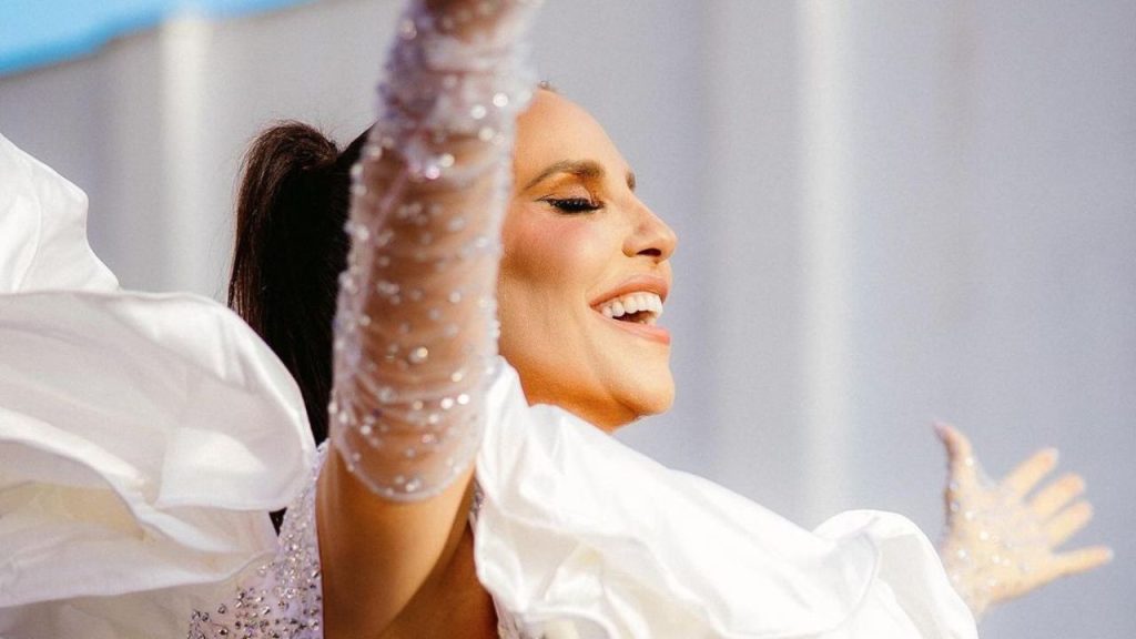 Ivete Sangalo se inspira em primeiro álbum solo para look de Carnaval