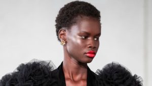 Batom vermelho faz sucesso nas passarelas da NYFW 2024