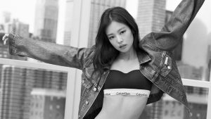 Calvin Klein conclui campanha de Spring 2024 com estrela do Kpop Jennie