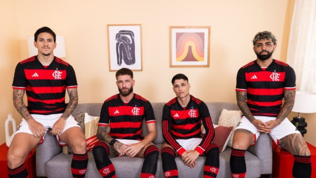 Pedro, Léo Pereira, Luiz Araújo e Gabigol com a nova camisa do Flamengo