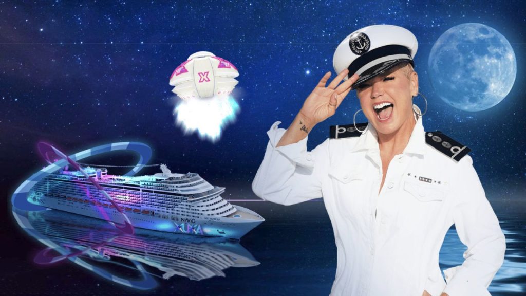 Xuxa se diz emocionada ao tirar fotos com fãs em seu cruzeiro