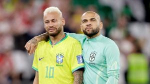 Daniel Alves tem pena reduzida graças a Neymar
