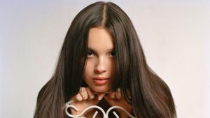 Aos 21 anos, Olivia Rodrigo conta como comemorou sua entrada na maioridade total