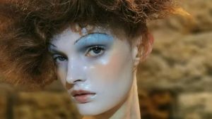 Maquiagem de Pat McGrath traz efeito de porcelana ao rosto de modelos