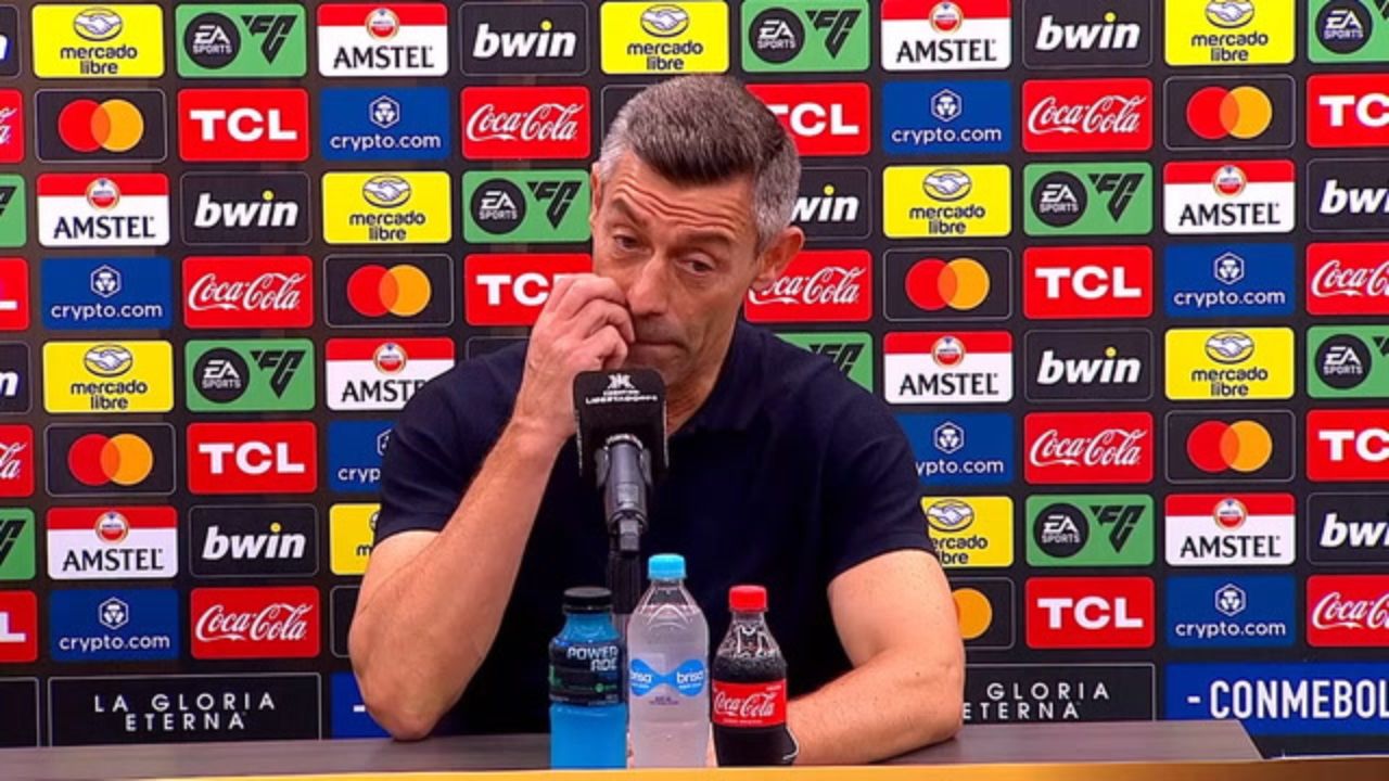 Pedro Caixinha durante coletiva de imprensa