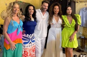 Danielle Winits, Henri Castelli, Mônica Carvalho e Jeniffer Setti posam nos bastidores de “Licença Para Enlouquecer”