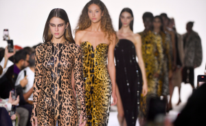 Reinaldo Lourenço celebra 40 anos de moda com desfile no Memorial da América Latina