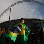 Foto de Torcedores em frente ao estádio Wembley