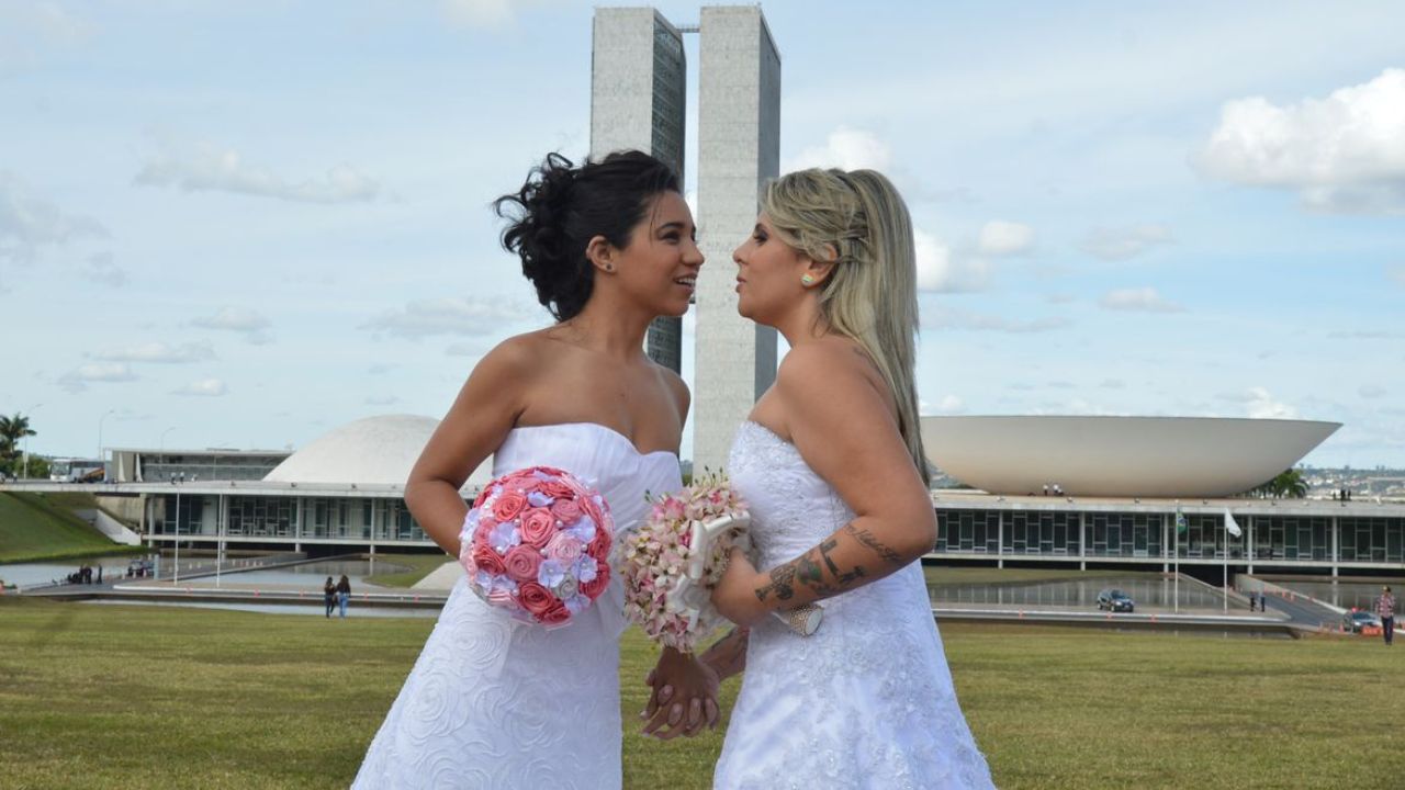 Casal de frente ao congresso