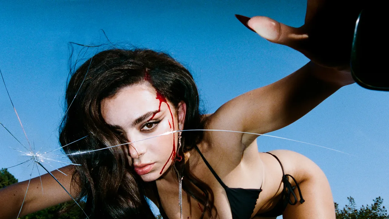 Charli XCX volta ao Brasil em junho