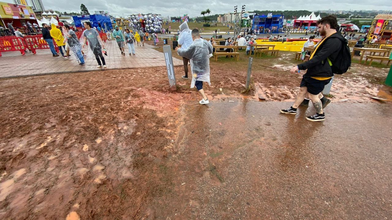 Chuva afeta Lollapalooza