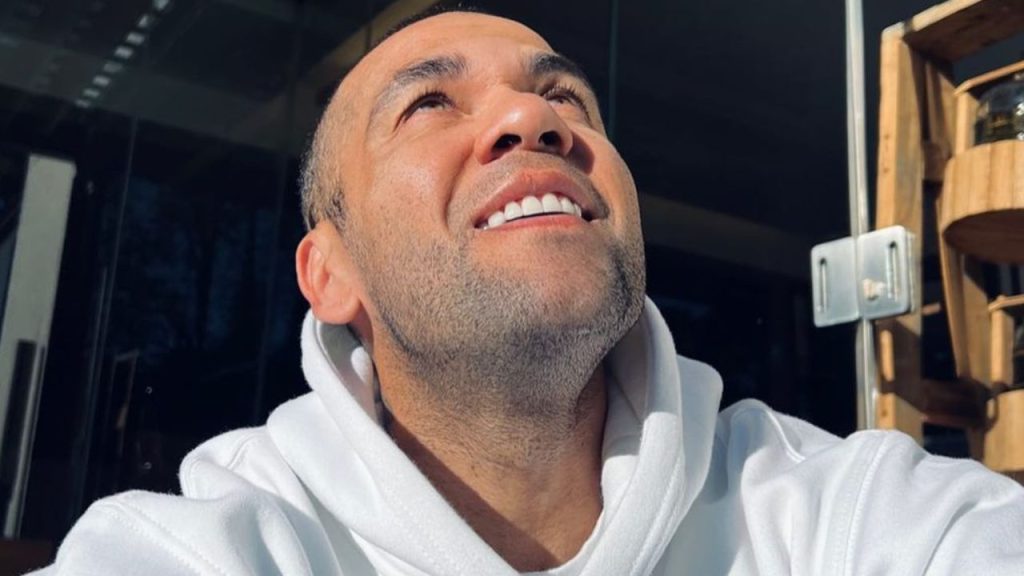 Daniel Alves pede ajuda a Neymar Pai para pagar fiança e deixar prisão