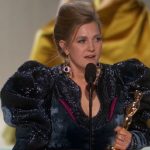 Holly Waddington recebendo Oscar de "Melhor Figurino"