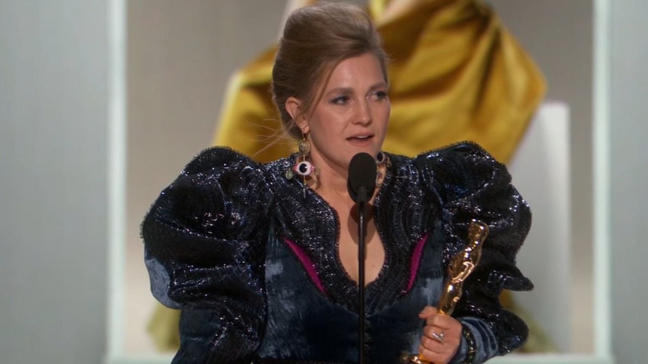 Holly Waddington recebendo Oscar de "Melhor Figurino"