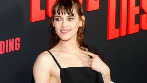 Kristen Stewart usa look ousado na première de “Love Lies Bleeding”