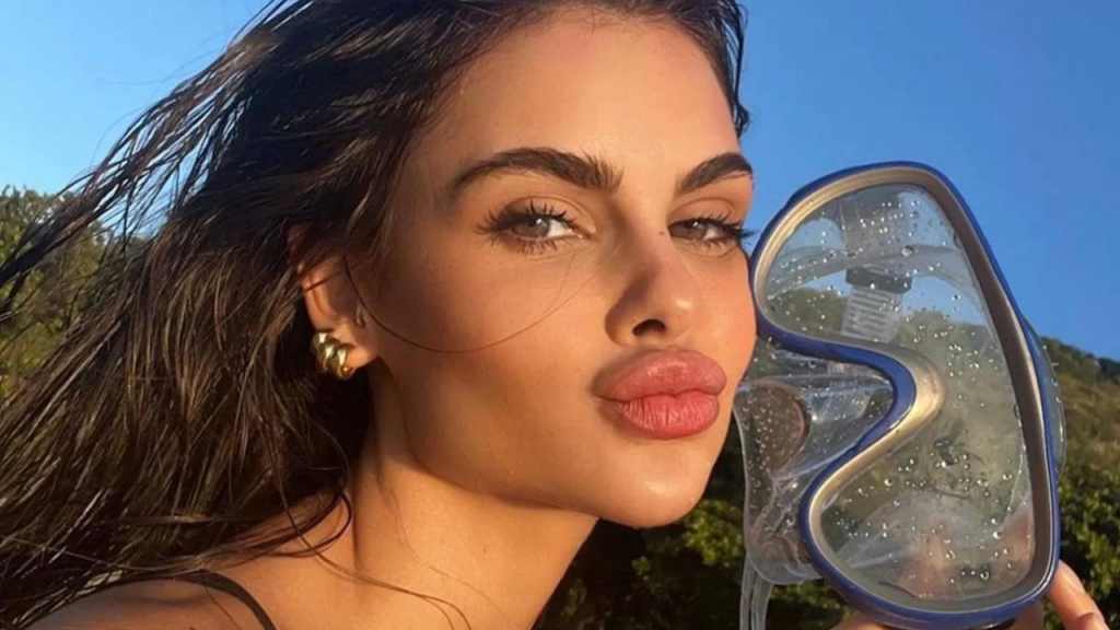 Mãe de suposta terceira filha de Neymar mostra barriguinha e enxoval da bebê