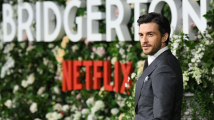 Fotos de Jonathan Bailey sugerem que o ator participará da série “Heartstopper”