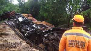 Locomotiva sai dos trilhos, tomba em cratera e deixa dois feridos em Minas Gerais