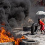 Pneus pegando fogo no Haiti (reprodução/Getty Images Embed)