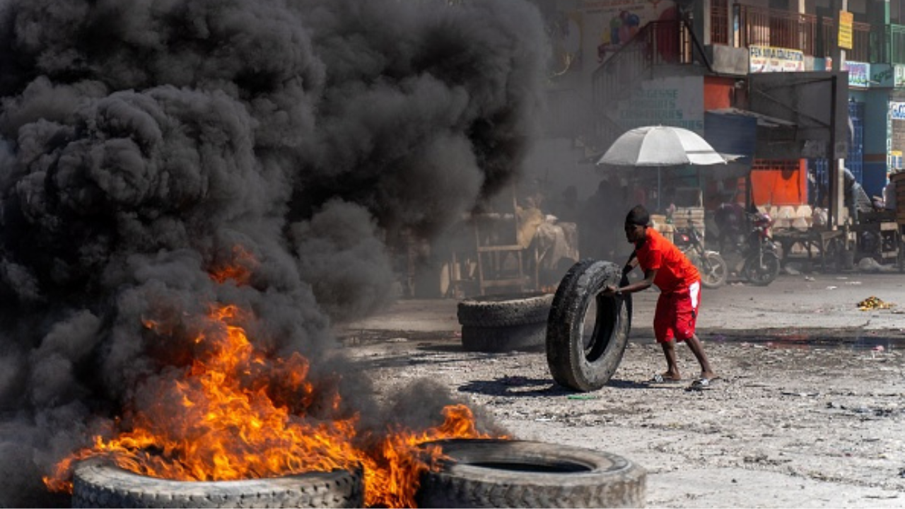 Pneus pegando fogo no Haiti (reprodução/Getty Images Embed)