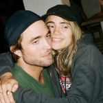 Suki Waterhouse e Robert Pattinson abraçados