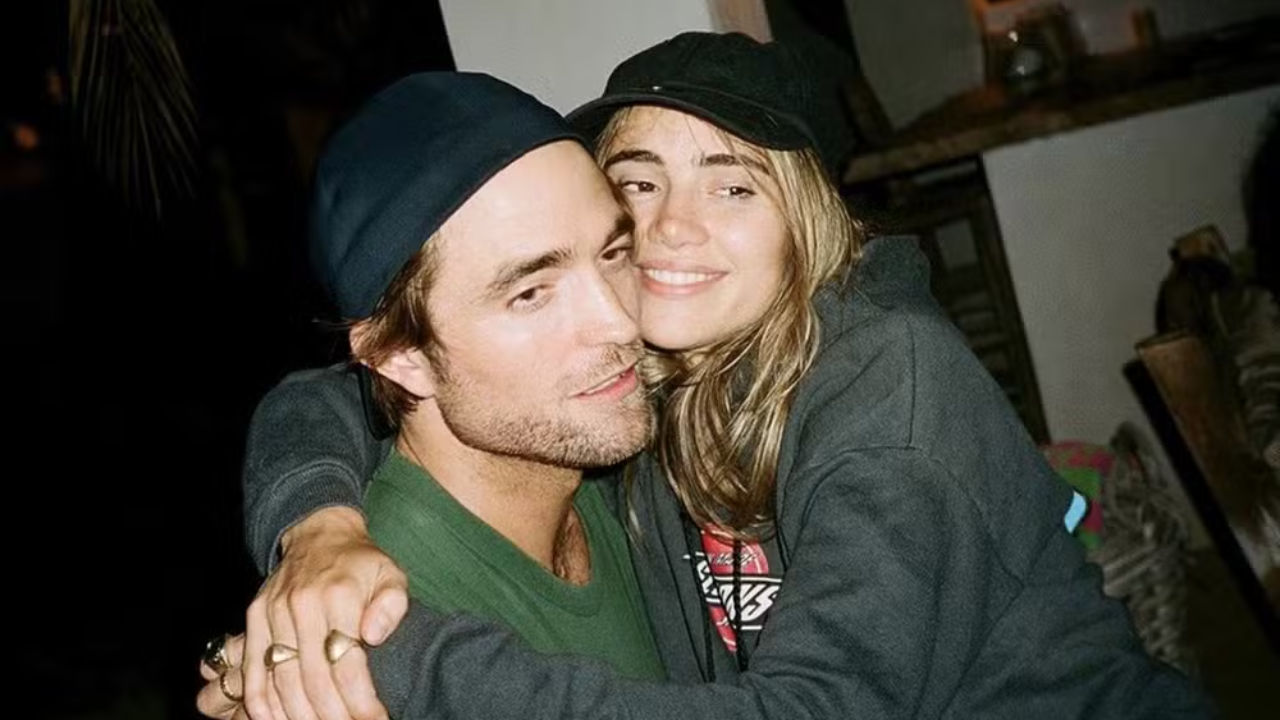 Suki Waterhouse e Robert Pattinson abraçados