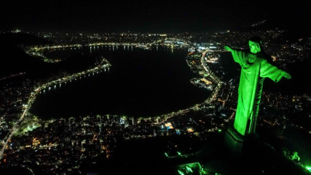 Campanha sobre os malefícios do cigarro eletrônico ilumina o Cristo Redentor