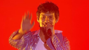 Omar Apollo abraça Bruna Marquezine durante show no Lollapalooza