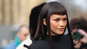 ‘Baby bangs’: micro franja faz sucesso entre celebridades e nas passarelas