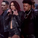 BRIT Awards 2024 bailarinos de Dua Lipa fazem truque de ilusionismo em show da cantora